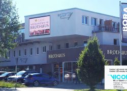 LED-Display integriert in Hausfassade